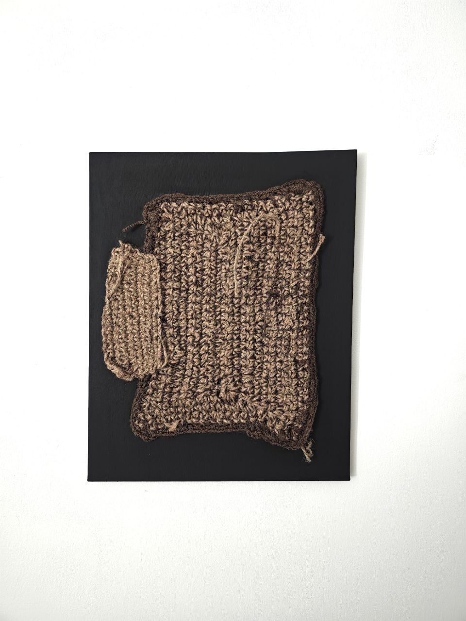 Ross.Wool · «Groviglio» — Lana, cotone e spago intrecciati su tela nera, 2026